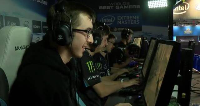 朗尼克在比 朗尼克在比